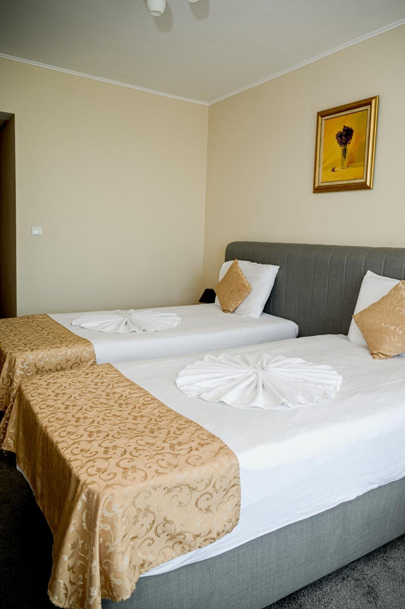 Paradise Hotel & Relax Center Pomorie Esterno foto