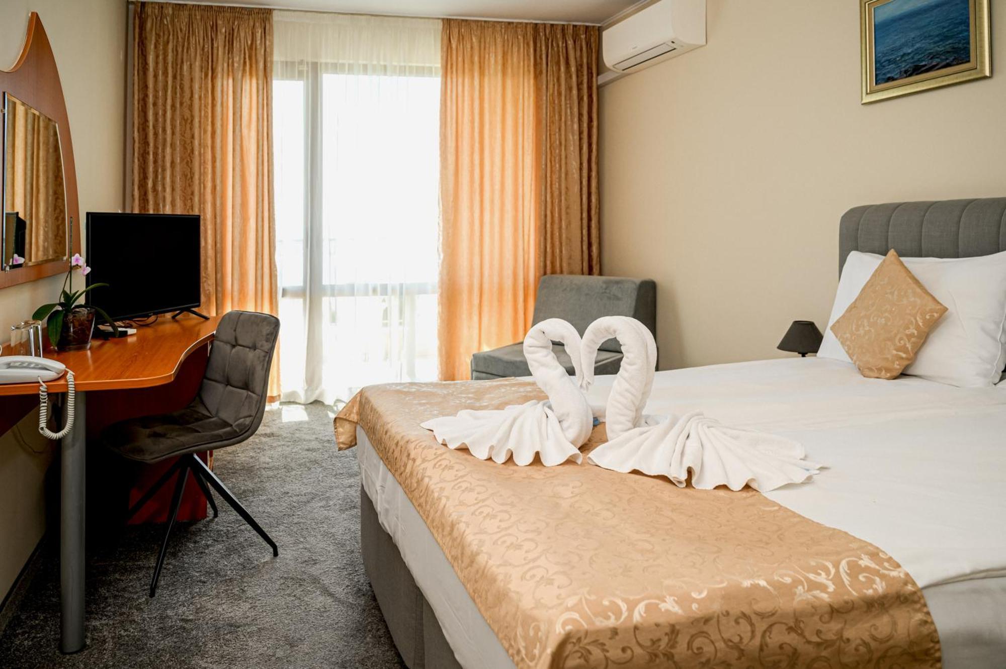 Paradise Hotel & Relax Center Pomorie Esterno foto