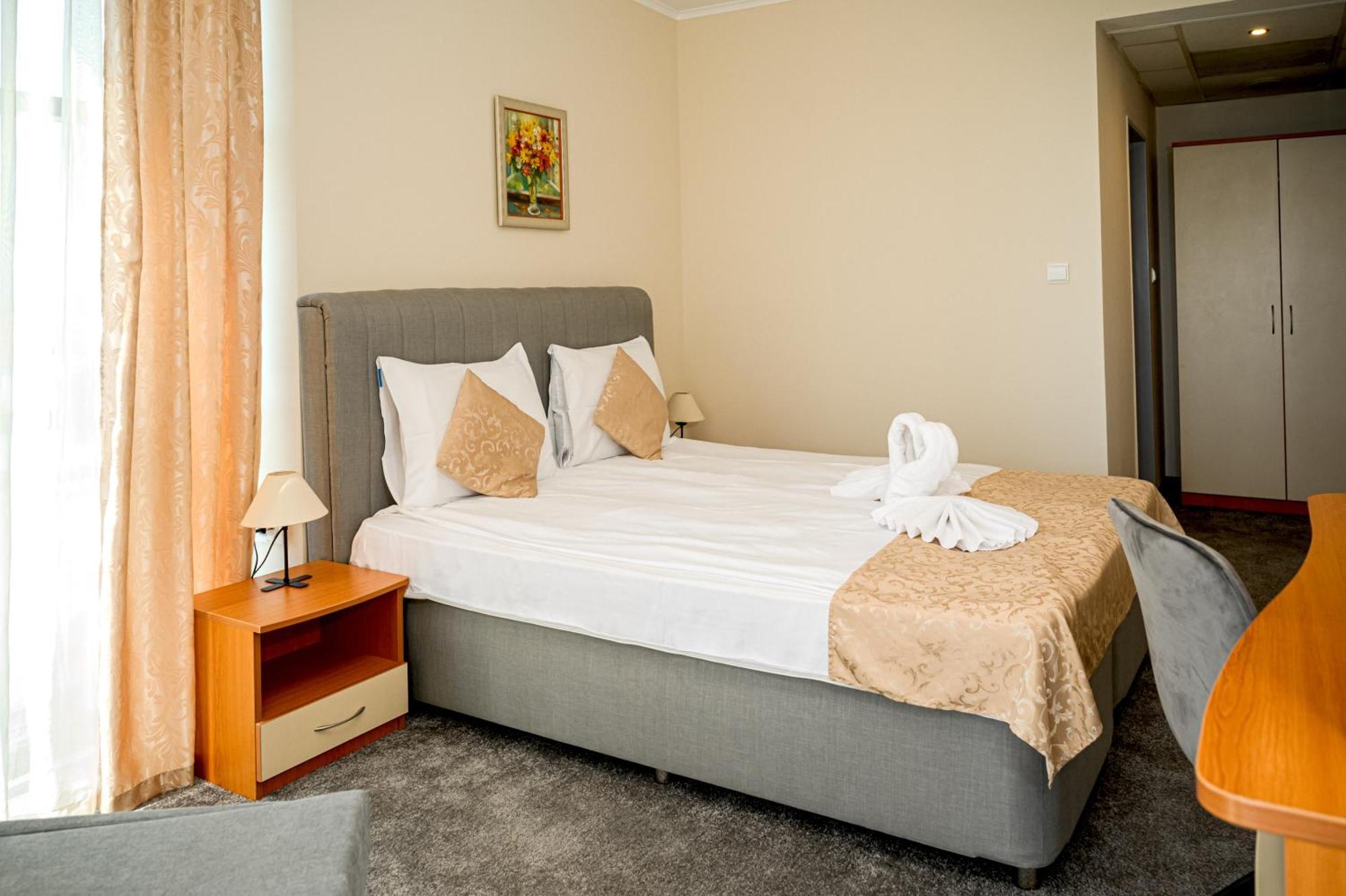 Paradise Hotel & Relax Center Pomorie Esterno foto