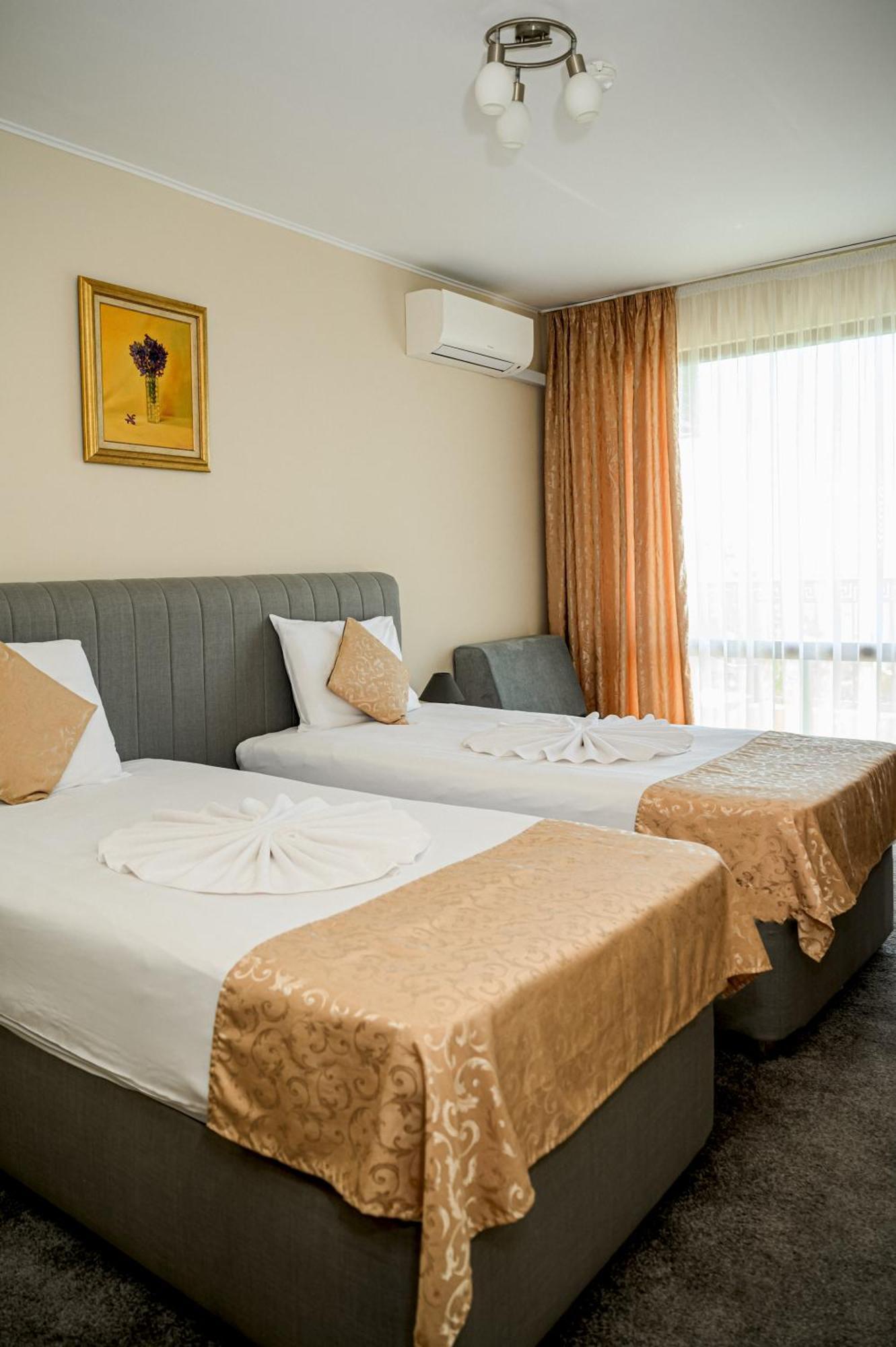 Paradise Hotel & Relax Center Pomorie Esterno foto
