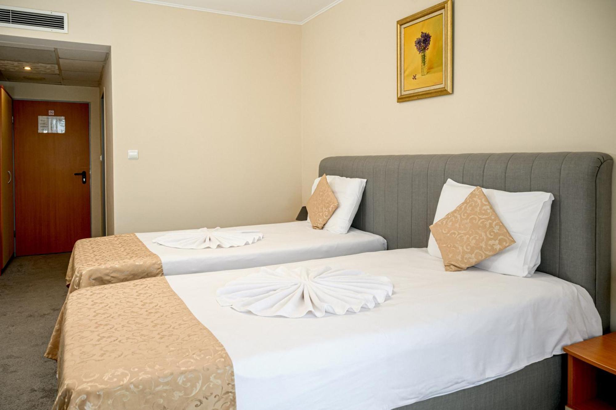 Paradise Hotel & Relax Center Pomorie Esterno foto